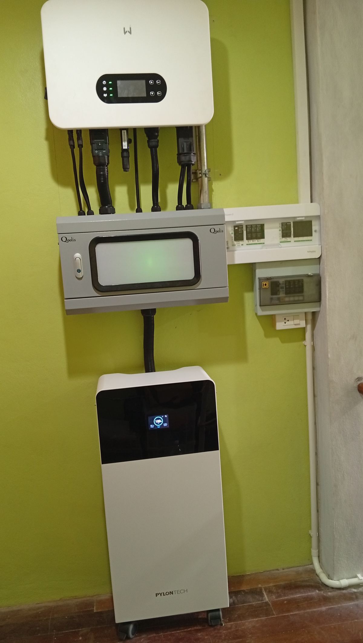 อินเวอร์เตอร์ไฮบริด ตู้คอนโทรล และแบตเตอรี่ Pylontech ติดตั้งภายในบ้าน