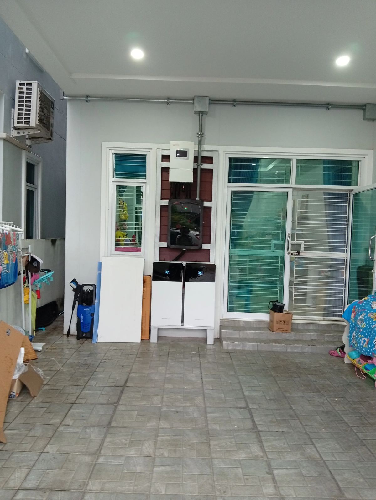 งานเดินท่อร้อยสายไฟเข้าชุดอุปกรณ์โซล่าเซลล์